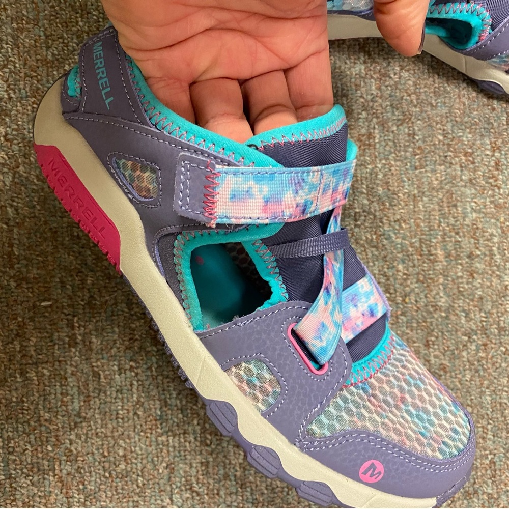 Merrell girls shoes. Excellent condition. Size 3.